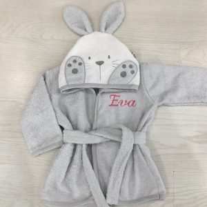 Albornoz gris infantil personalizado con el nombre en Laredo.