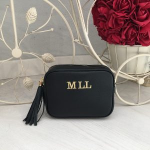 Bolso negro personalizado con iniciales bordadas en Laredo