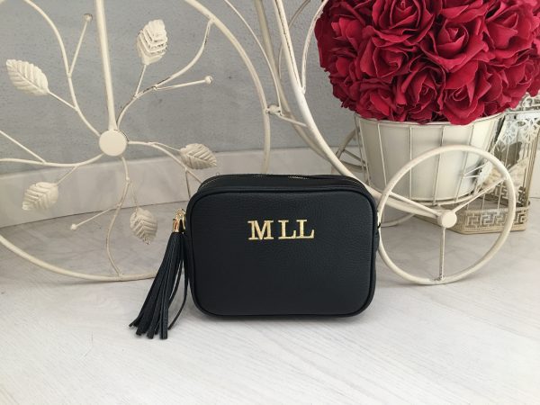 Bolso negro personalizado con iniciales bordadas en Laredo