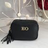 Bolso negro con iniciales bordadas en Olivery