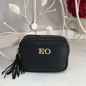 Bolso negro con iniciales bordadas en Olivery