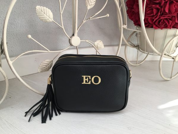 Bolso negro con iniciales bordadas en Olivery