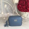 Bolso azul con iniciales bordadas en Olivery