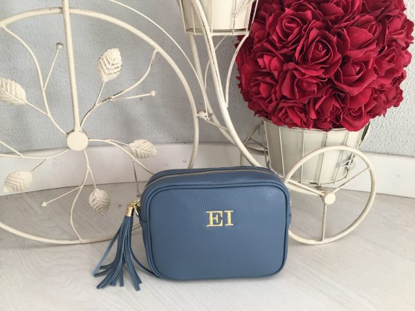 Bolso azul con iniciales bordadas en Olivery