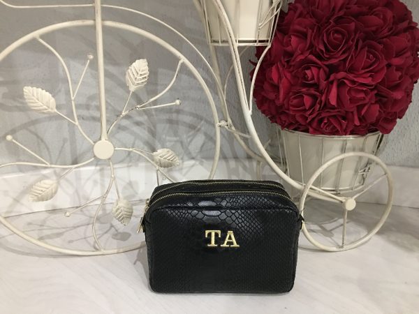 Bolso negro personalizado con iniciales bordadas en Laredo