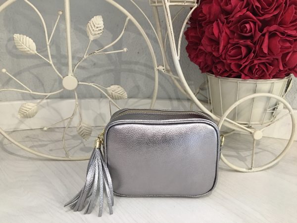 Bolso color plata para personalizar con letras bordadas en Olivery