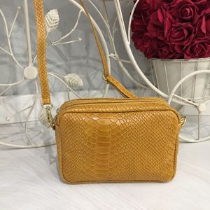 Bolso marrón claro, imitación cocodrilo personalizado con iniciales bordadas en Laredo