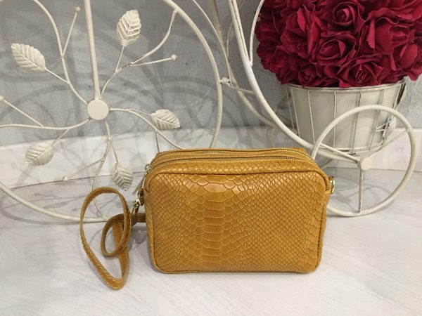 Bolso marrón claro, imitación cocodrilo personalizado con iniciales bordadas en Laredo