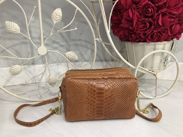 Bolso marrón, imitación cocodrilo personalizado con iniciales bordadas en Laredo