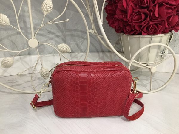 Bolso rojo, imitación cocodrilo personalizado con iniciales bordadas en Laredo