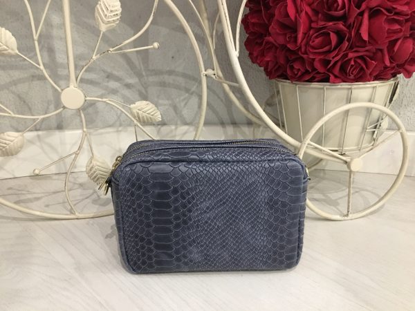 Bolso azul grisáceo, imitación cocodrilo personalizado con iniciales bordadas en Laredo